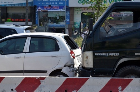 Các phương tiện ở giữa bị hư hỏng nặng.