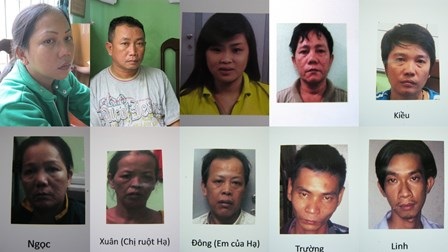 Vụ cảnh sát khám nhà liên quan đến ma túy: Khởi tố 11 bị can - 2 Các đối tượng còn lại trong đường dây bị bắt giữ.