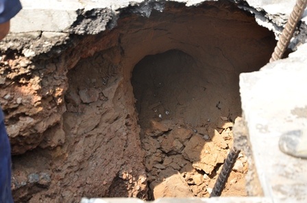 Công nhân đang xử lý 