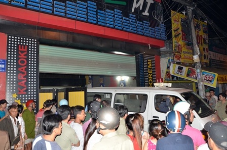 Đến gần 1h sáng 1/12, thi thể nạn nhân mới được chuyển đi