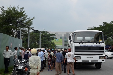 Rất đông người dân tập trung theo dõi vụ việc.