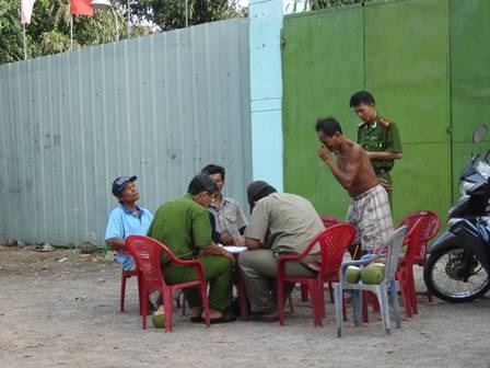Công an có mặt ghi nhận lời khai các nhân chứng