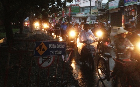 Kẹt xe nghiêm trọng trên đường Kha Vạn Cân