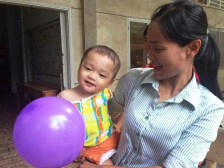 Cháu bé cười đùa rất ngộ nghĩnh