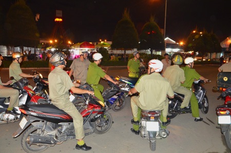 Nửa đêm theo chân công an thu gom người nghiện lang thang - 2 Xuất quân