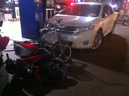 Hiện trường chiếc ô tô lao vào cây xăng