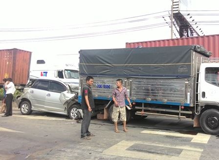 Xe tải “đại náo” quốc lộ, gần chục ô tô bị vạ lây - 1 Hiện trường vụ tai nạn