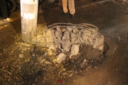 Chân cột điện bị đâm gãy nát