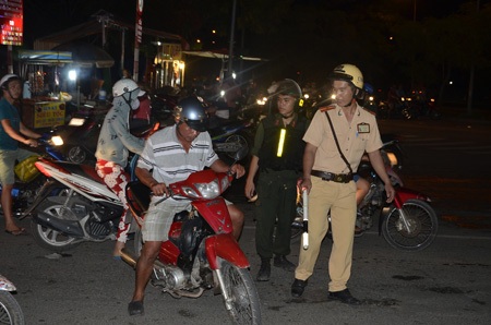 Tài xế loạng choạng vì hơi men, năn nỉ CSGT... bỏ qua - 2 Nhiều trường hợp bị dừng xe để kiểm tra trong tối 26/12