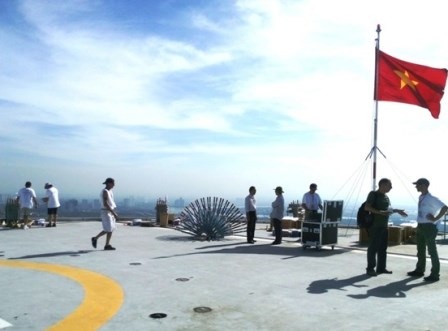 Đại tiệc pháo hoa chào năm mới ở tòa nhà cao nhất TPHCM đã sẵn sàng - 3 Ban tổ chức kiểm ra lại công tác lắp đặt các ống phóng