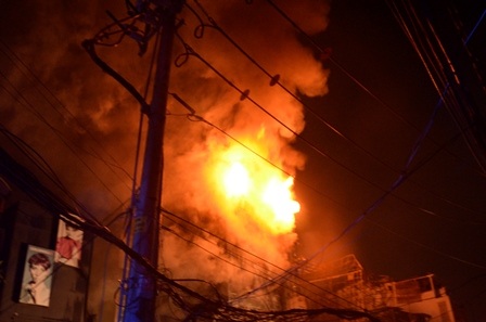 Lửa bao trùm dãy quán ra karaoke và nhà dân trên đường Trần Quốc Thảo trong tối 30/12