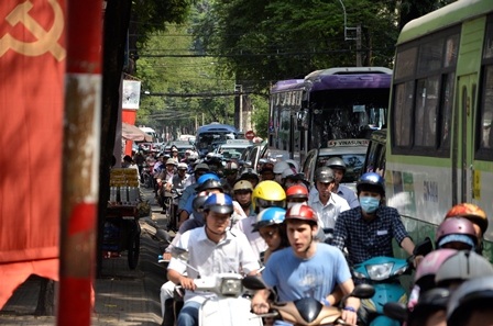 Các phương tiện ùn ứ kéo dài trên đường Võ Văn Tần.