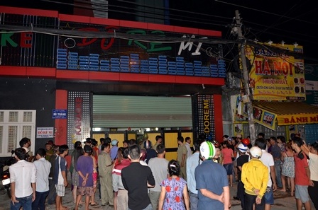 Hàng trăm người dân tập trung bên ngoài quán karaoke để theo dõi vụ việc.