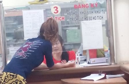 Cấp lại giấy chứng sinh cho bé trai bị bỏ rơi trên taxi - 4 Sau đó Vân tiếp tục đến UBND phường 16, quận 4 để làm giấy khai sinh cho con.