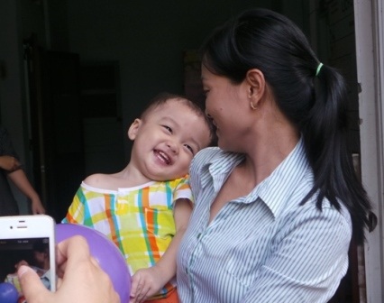 Cháu bé cười đùa rất ngộ nghĩnh