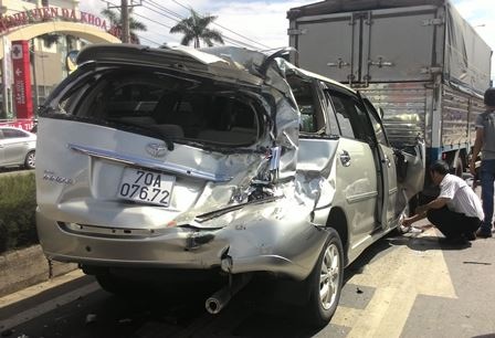 Xe tải “đại náo” quốc lộ, gần chục ô tô bị vạ lây - 3 Chiếc ô tô 7 chỗ hiệu Innova bị hư hỏng nặng nhất