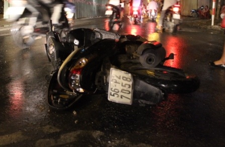 Người đi trên chiếc xe gắn máy này cũng bị thương nặng phải nhập viện cấp cứu