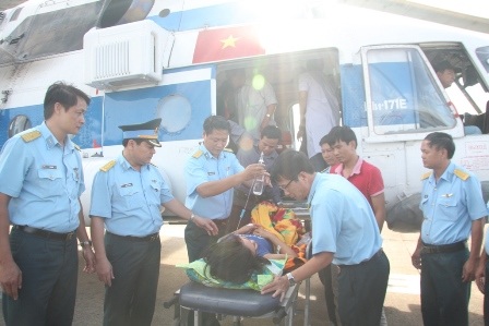 Đưa nạn nhân lên xe cấp cứu chuyển về bệnh viện