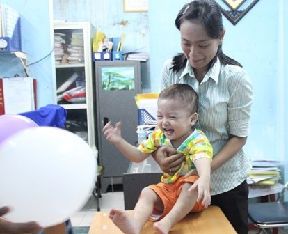 Dù gặp hoàn cảnh trớ trêu nhưng cháu bé không hề quấy khóc