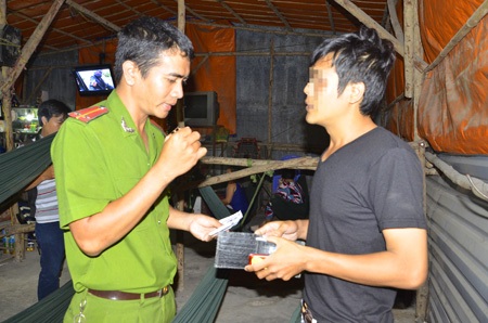 Nửa đêm theo chân công an thu gom người nghiện lang thang - 4 Kiểm tra giấy tờ tùy thân