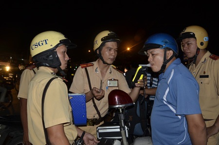 Tài xế loạng choạng vì hơi men, năn nỉ CSGT... bỏ qua - 3 Kiểm tra nồng độ cồn các tài xế để đảm bảo an toàn giao thông.
