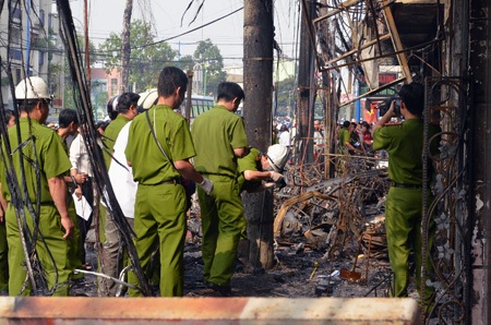 Khám nghiệm hiện trường vụ cháy 8 căn nhà - 1 Công an khám nghiệm hiện trường vụ cháy
