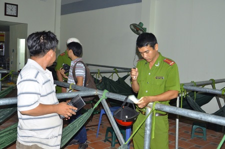 Nửa đêm theo chân công an thu gom người nghiện lang thang - 5 Kiểm tra giấy tờ tùy thân
