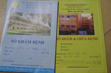 Cháu bé bị bỏ rơi trên taxi: “Sao nỡ chia cắt tình ông cháu chúng tôi!” - 5 Đồ đạc, áo quần, sổ khám bệnh của bé Bo
