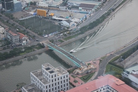 Các vị trí mà người dân có thể quan sát màn pháo hoa tuyệt đẹp là khu vực Cầu Mống