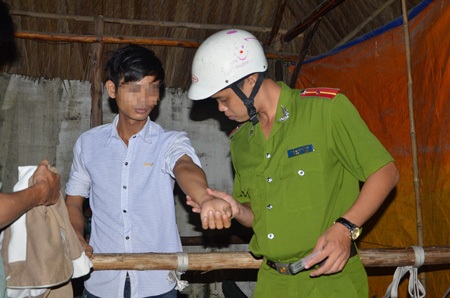 Nửa đêm theo chân công an thu gom người nghiện lang thang - 6 Kiểm tra cánh tay các thanh niên có dấu hiệu chích ma túy