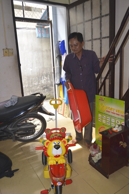 Cháu bé bị bỏ rơi trên taxi: “Sao nỡ chia cắt tình ông cháu chúng tôi!” - 6 Ông Liêm bên chiếc xe đẩy của bé Bo