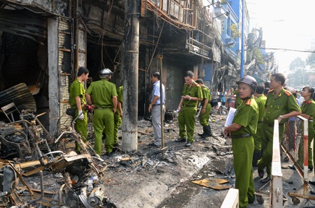 Khám nghiệm hiện trường vụ cháy 8 căn nhà - 6 Đến trưa cùng ngày, công tác khám nghiệm vẫn đang diễn ra.