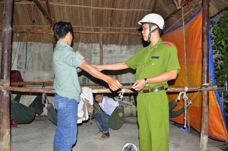 Nửa đêm theo chân công an thu gom người nghiện lang thang - 7 Kiểm tra cánh tay các thanh niên có dấu hiệu chích ma túy