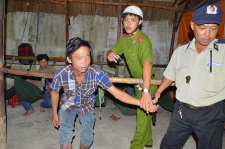 Nửa đêm theo chân công an thu gom người nghiện lang thang - 8 Một thanh niên có dấu hiệu chích ma túy được đưa về trụ sở