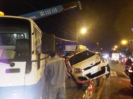 Xe cẩu được điều đến hiện trường để kéo chiếc xe gặp nạn đi.