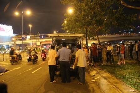 Thi thể nạn nhân được chuyển đi