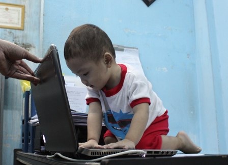 Bé trai bị bỏ rơi trên taxi đang được chăm sóc tốt tại 