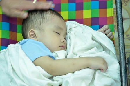 Cháu bé đang được chăm sóc ở UBND phường 1, quận 8