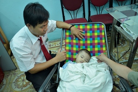 Đồ đạc của em bé được người phụ nữ để lại trên xe taxi