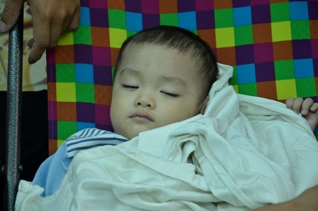 Cháu bé rất kháu khỉnh.