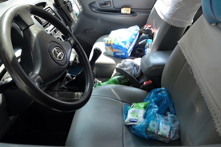 Đồ đạc của em bé được người phụ nữ để lại trên xe taxi