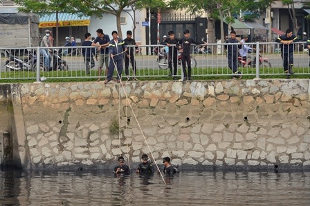Lực lượng chức năng triển khai công tác tìm kiếm thanh niên mất tích