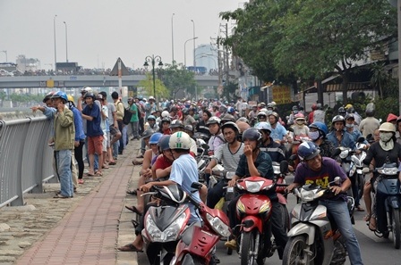 Rất đông người dân hiếu kỳ tập trung theo dõi vụ việc