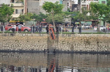 Thi thể nạn nhân được chuyển lên bờ