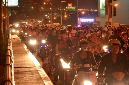 Các phương tiện kẹt cứng trên cầu Kênh Tẻ