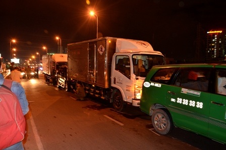 Hiện trường 4 ô tô dồn toa trên cầu