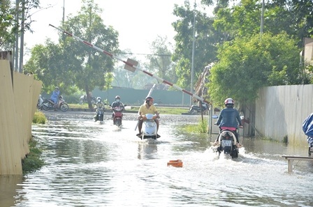 Nhiều khu vực ngập đến nửa xe gắn máy.
