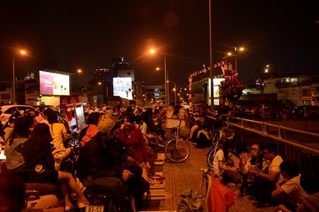 Người dân tập trung sớm trên cầu Calmette để xí chỗ đẹp 