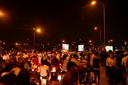 Người dân tập trung sớm trên cầu Calmette để xí chỗ đẹp 