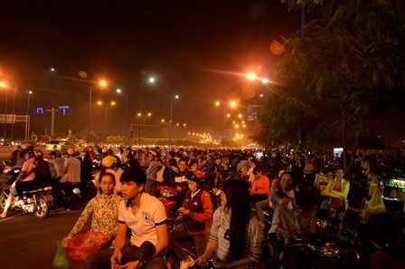 Người dân tập trung sớm trên cầu Calmette để xí chỗ đẹp 